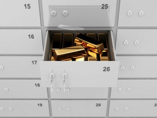 Слитки золота в сейфовой ячейке банка