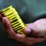 Котировки золота сегодня: 29 ноября 2014 года Миниатюры золотых слитков в руках