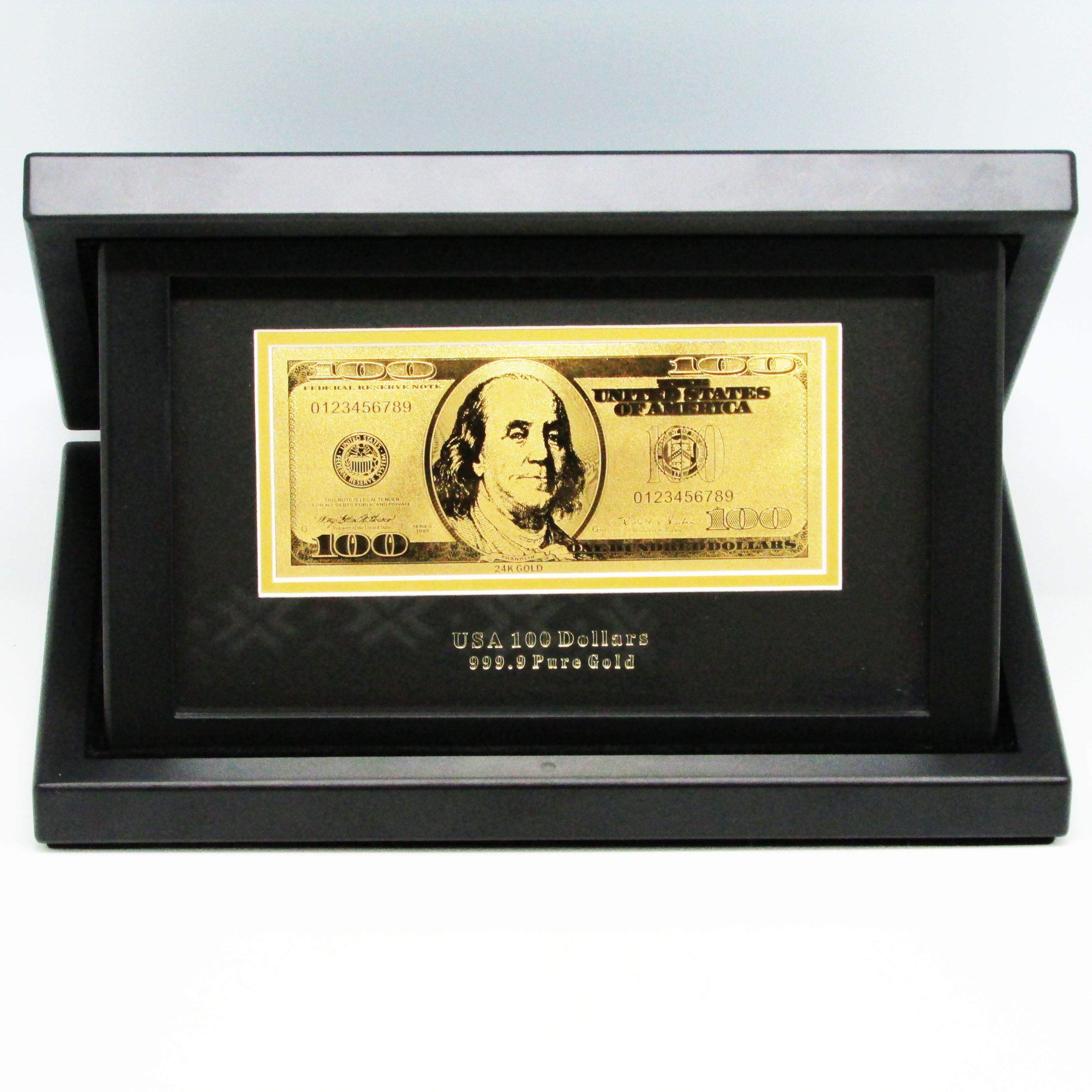 Золотая банкнота доллара США в футляре
