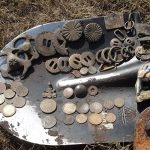 старинные монеты и детали в лопате