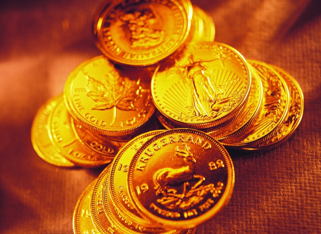 Золотые монеты в хаотичном порядке на золотом фоне