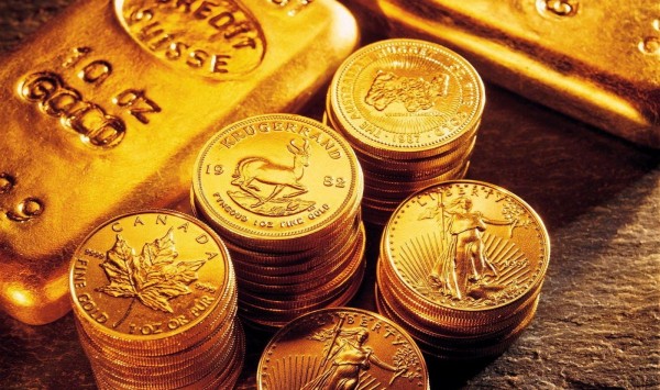 Золотые слитки и монеты крупным планом
