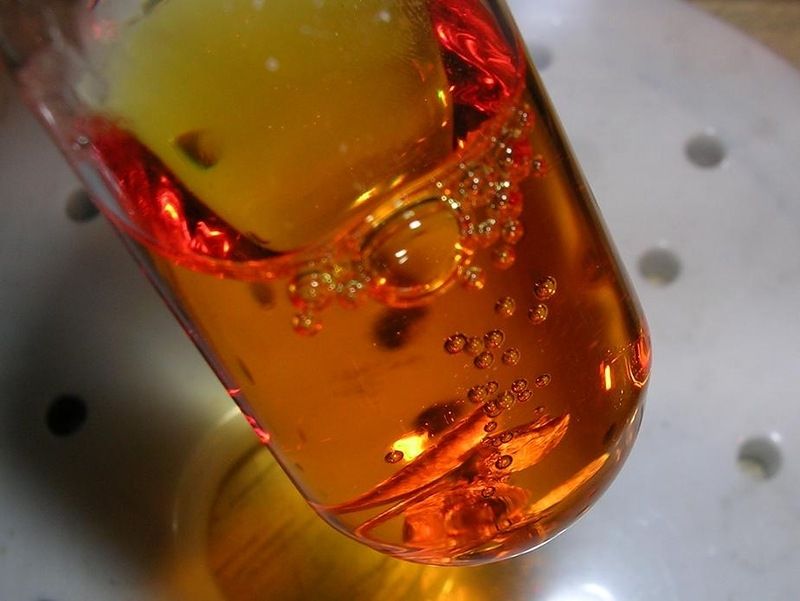 Золотая жидкость в стакане