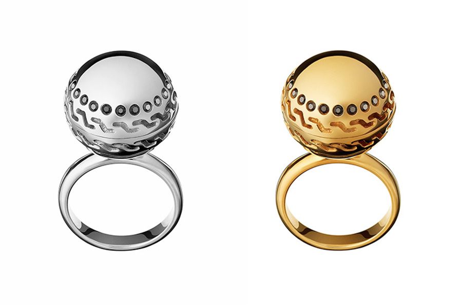 2 одинаковых кольца из белого и классического золота