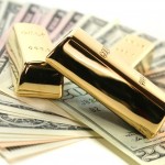 Золотые слитки поверх купюр долларов США